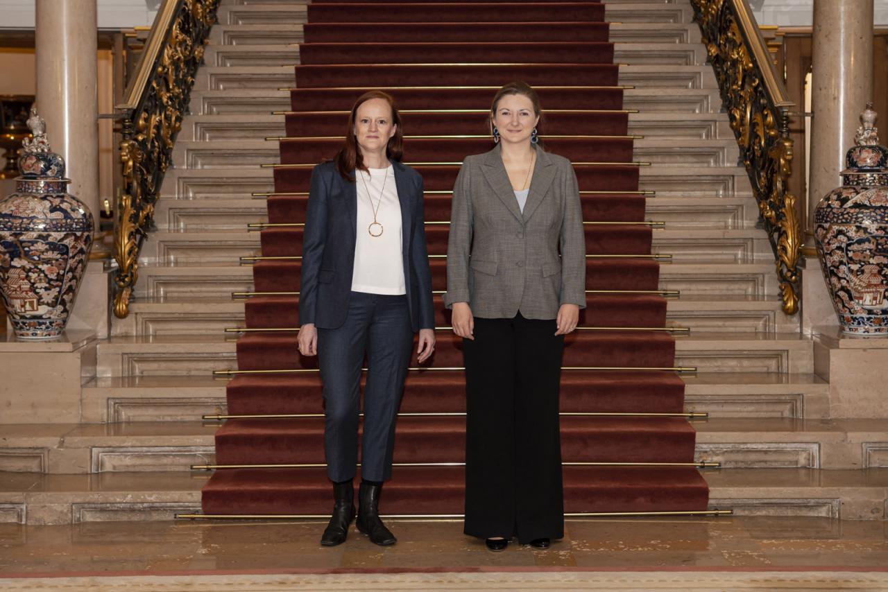 La Princesse et Madame Steinbrügge devant l'escalier d'honneur