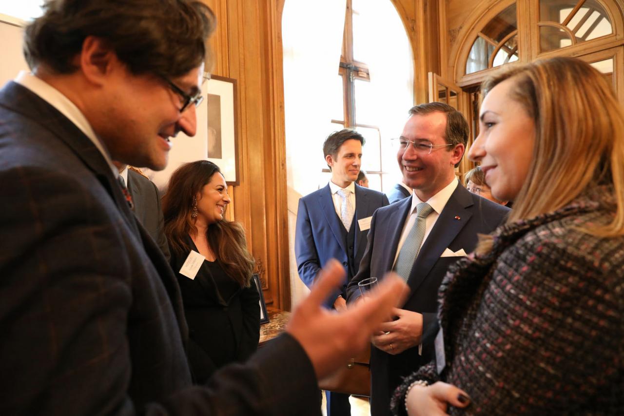 Le Prince Guillaume échange avec des convives