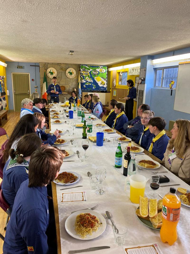 Le Prince Héritier partage un repas avec le “35th Dublin Scout Group"