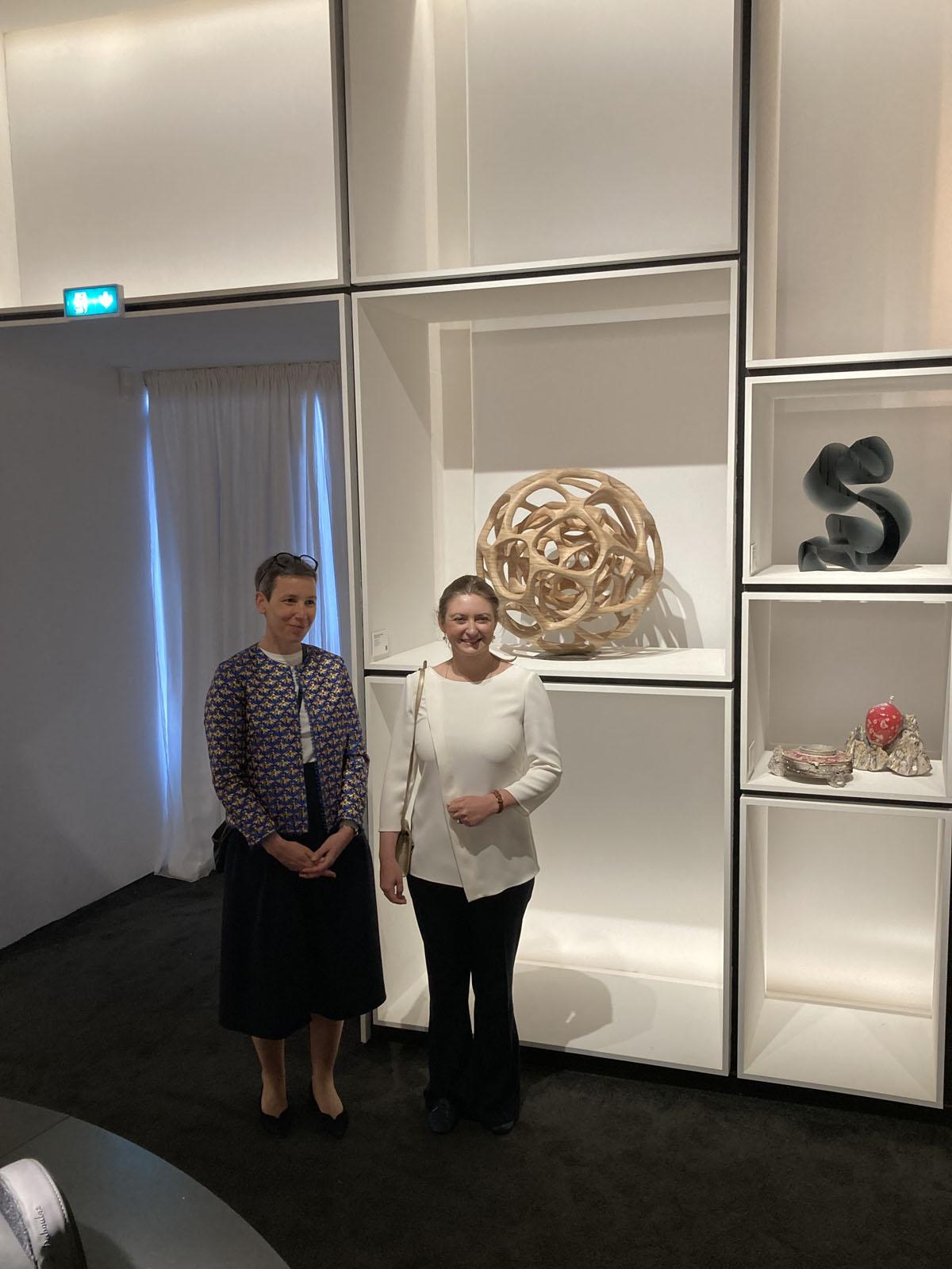 La Princesse et la ministre devant une oeuvre d'un artiste luxembourgeois