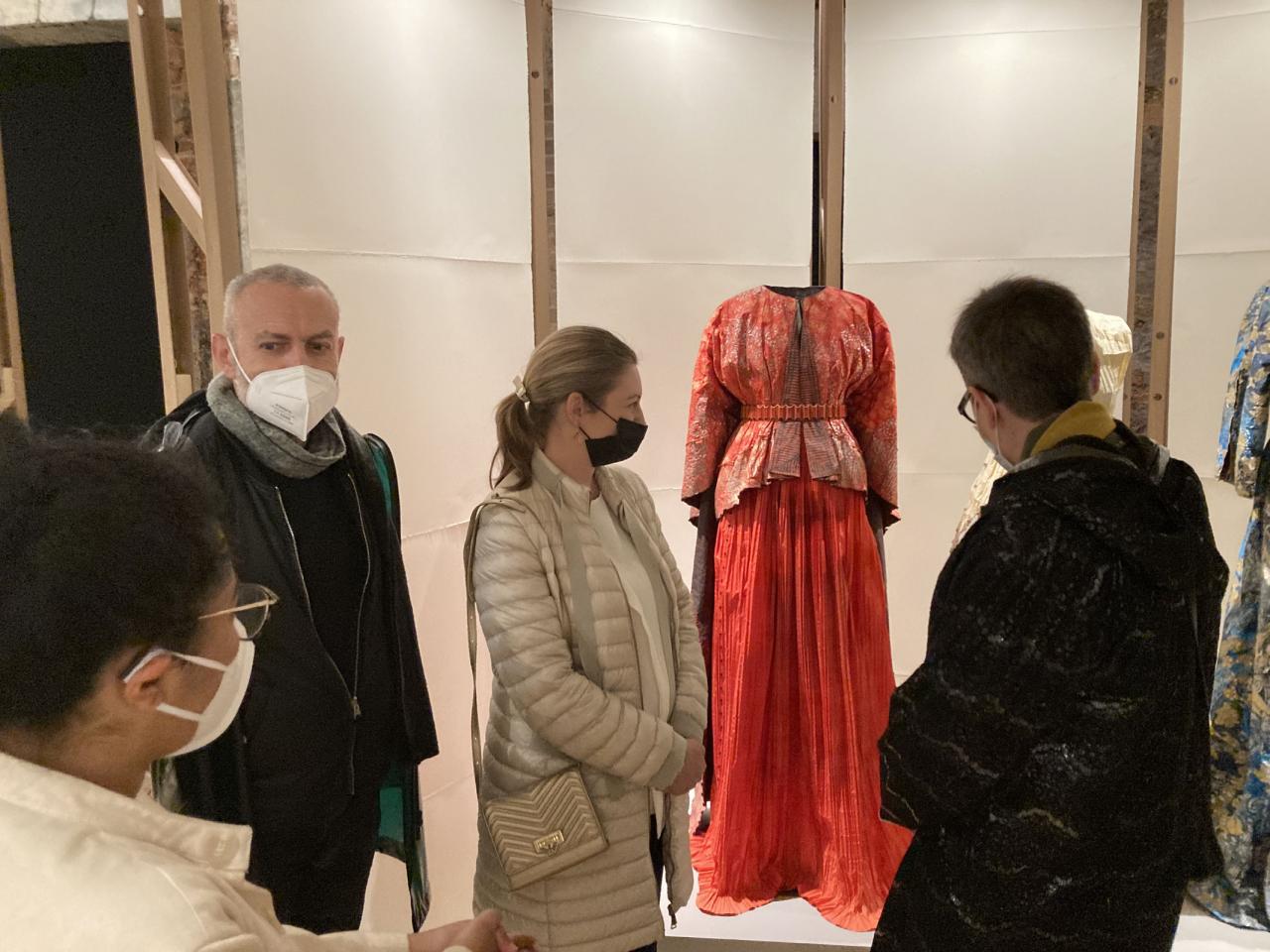 La Princesse et la ministre devant une robe réalisée artisanalement 