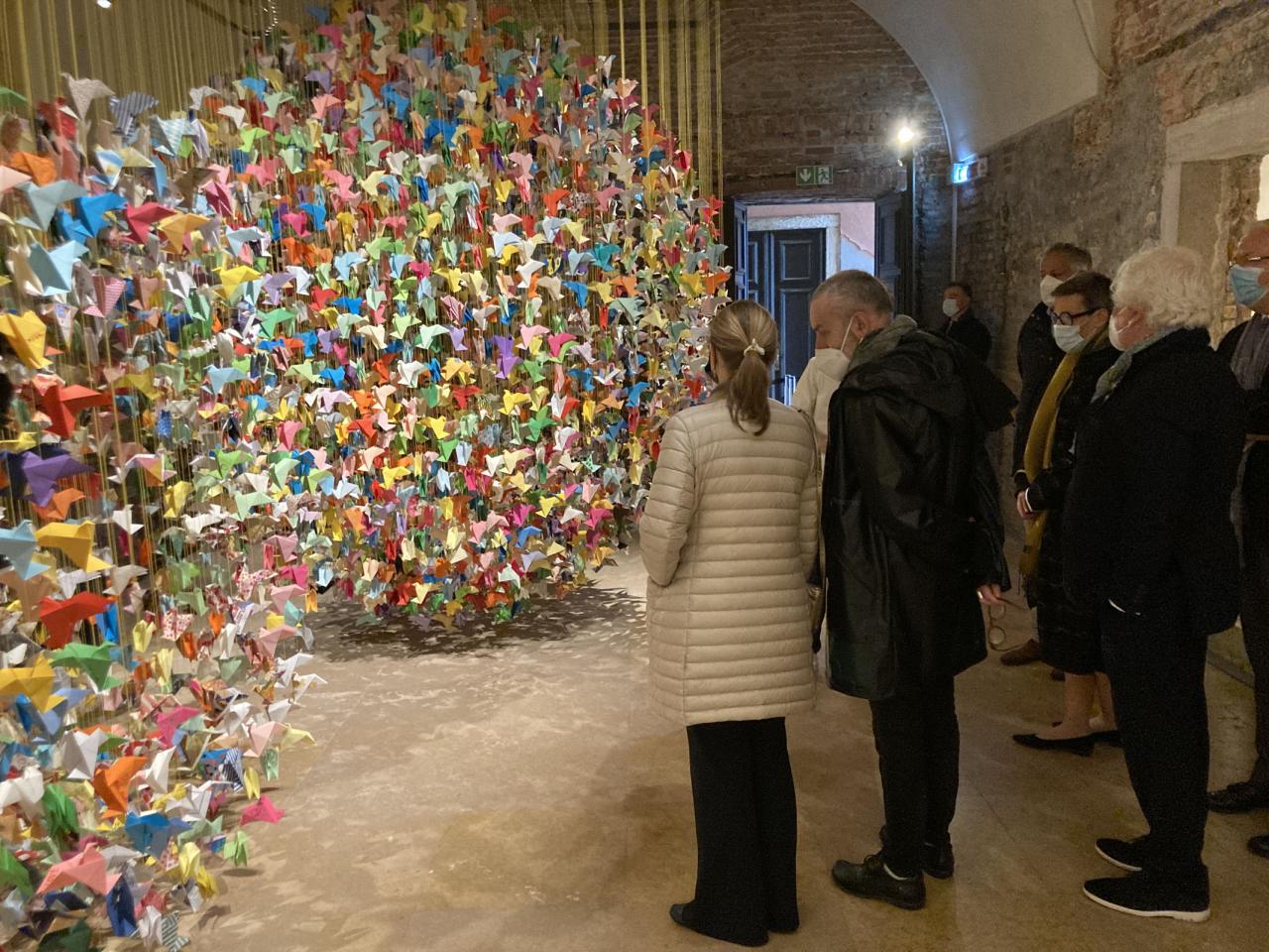 La Princesse devant une oeuvre fait d'oiseaux en papier