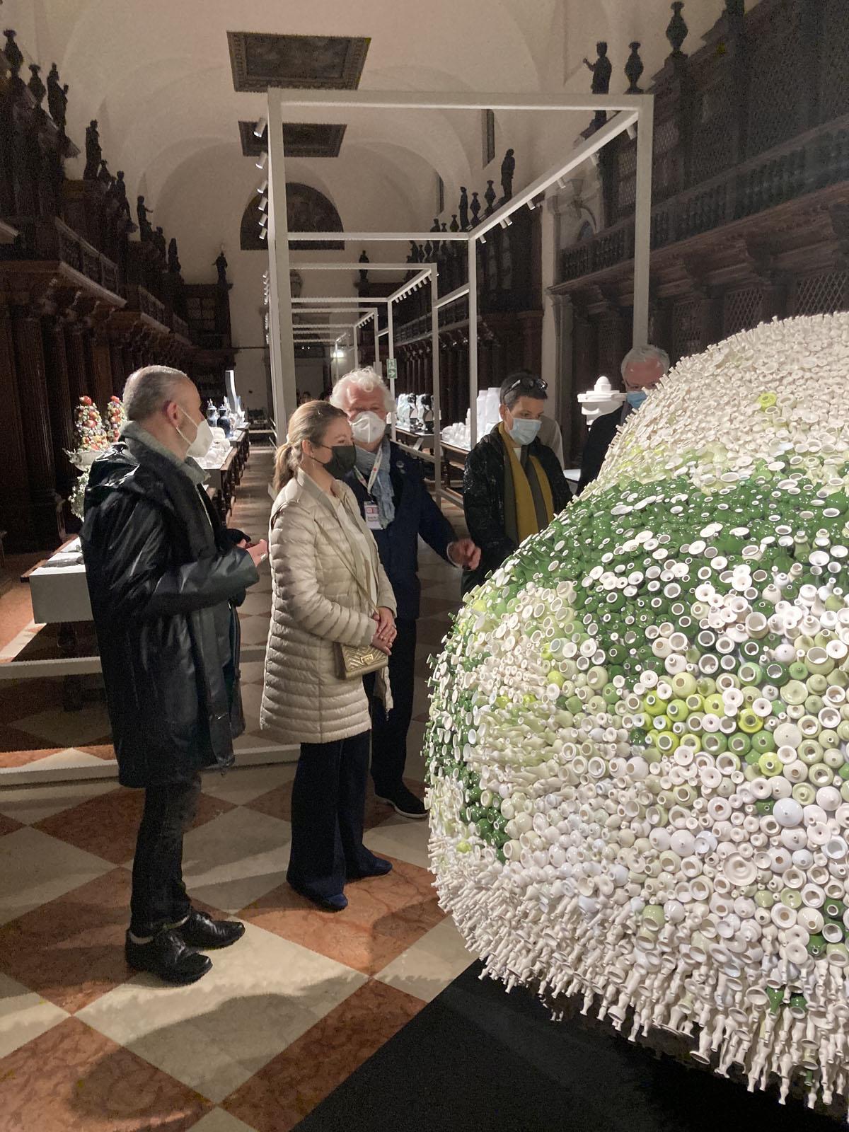 La Princesse observe une oeuvre composée d'objets troués