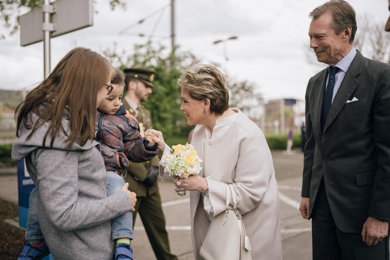La Grande-Duchesse reçoit des fleurs de la part d'une jeune fille du quartier