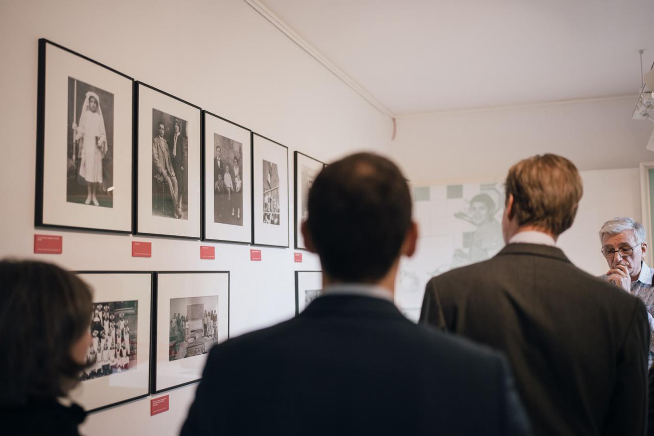 Vue sur les archives photographiques accrochées à un mur