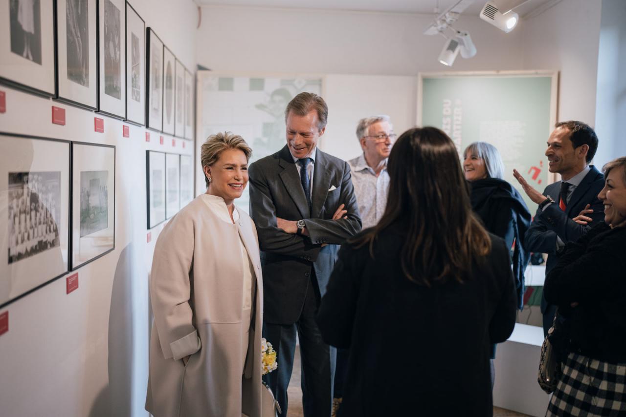 Le Couple grand-ducal échange avec Mme Heidi Martins, chargée de projets