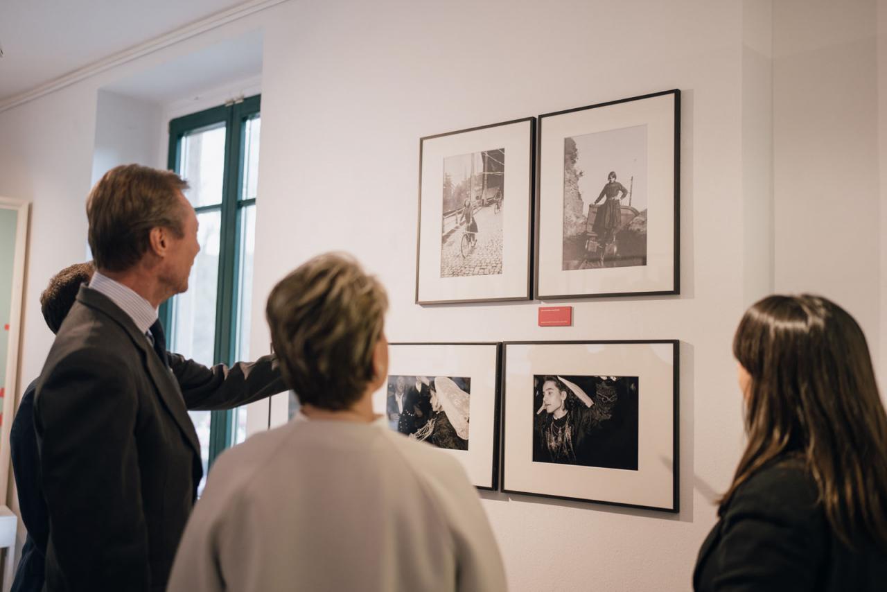 Le Couple grand-ducal observe des archives photographiques