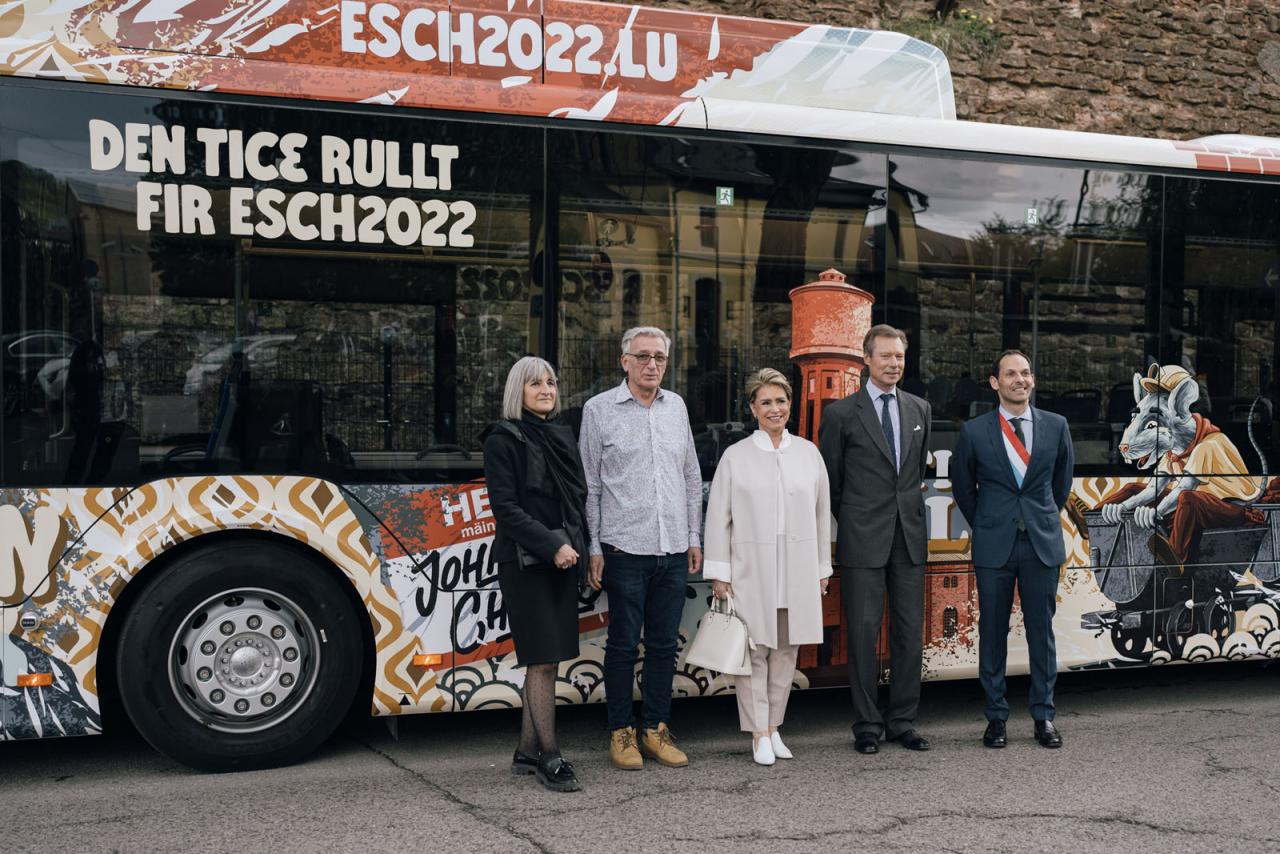 Le Couple grand-ducal et des invités posent devant le bus qui les mènera au boulodrome