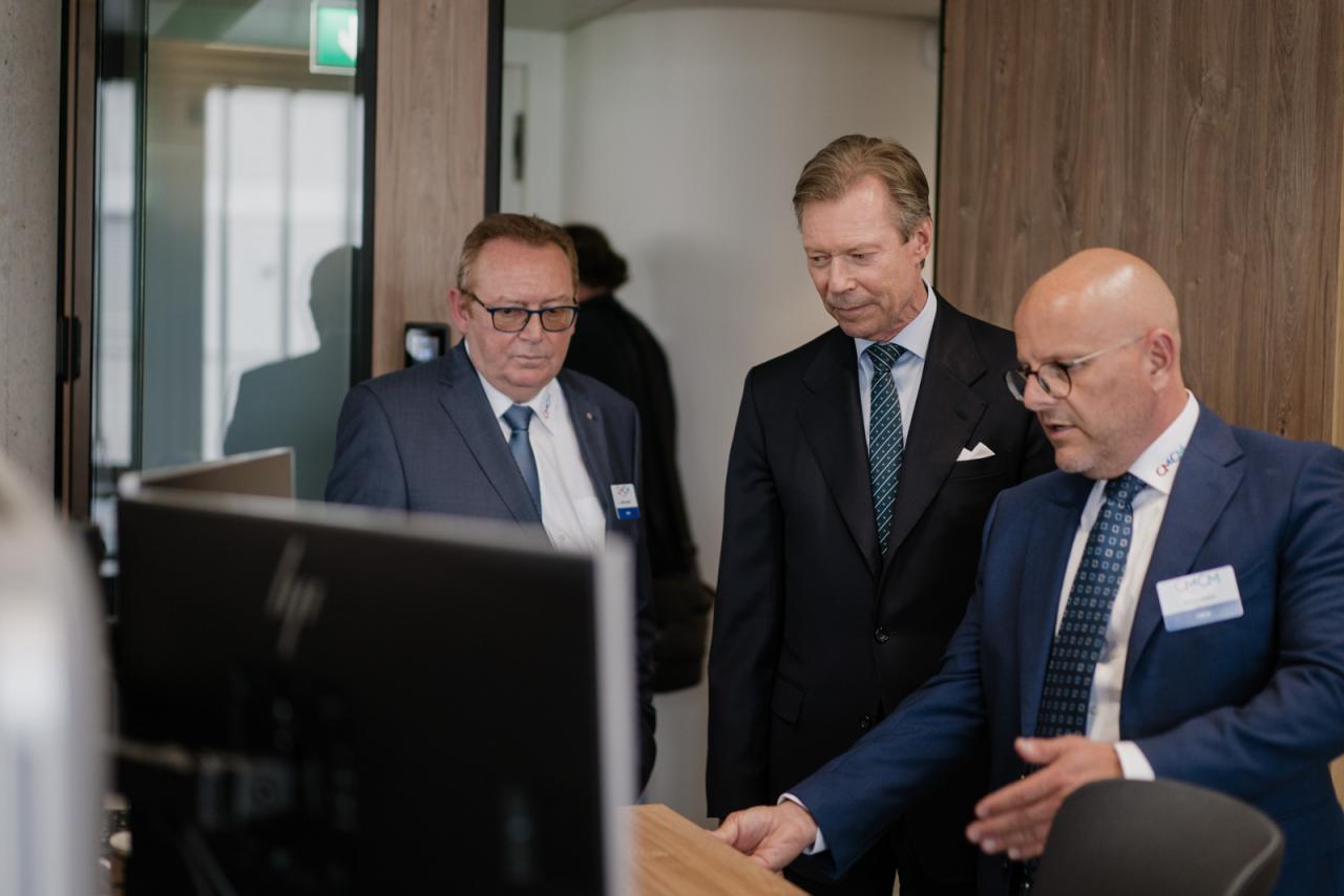 Le Grand-Duc regarde un écran lors de la visite du nouveau bâtiment de la CMCM