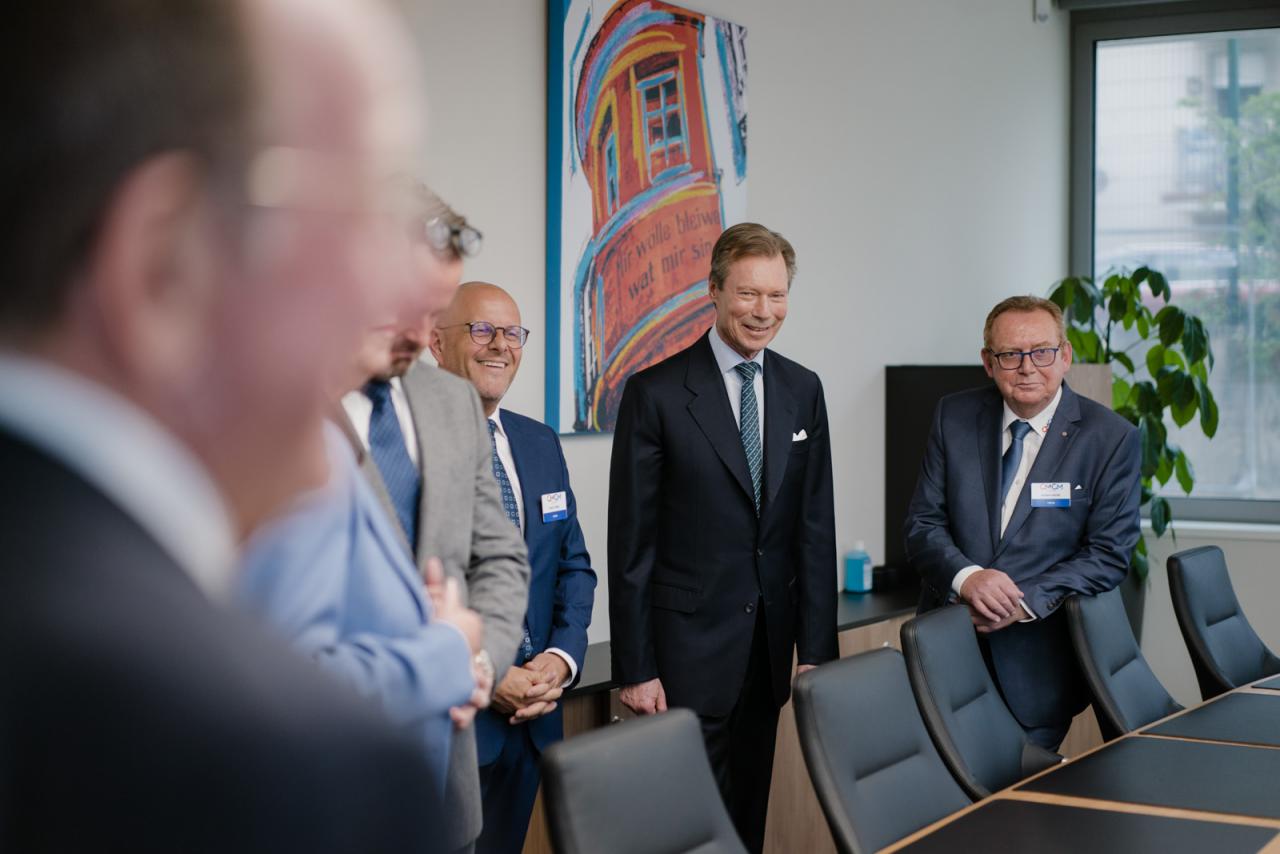 Les invités lors de la visite du nouveau bâtiment de la CMCM