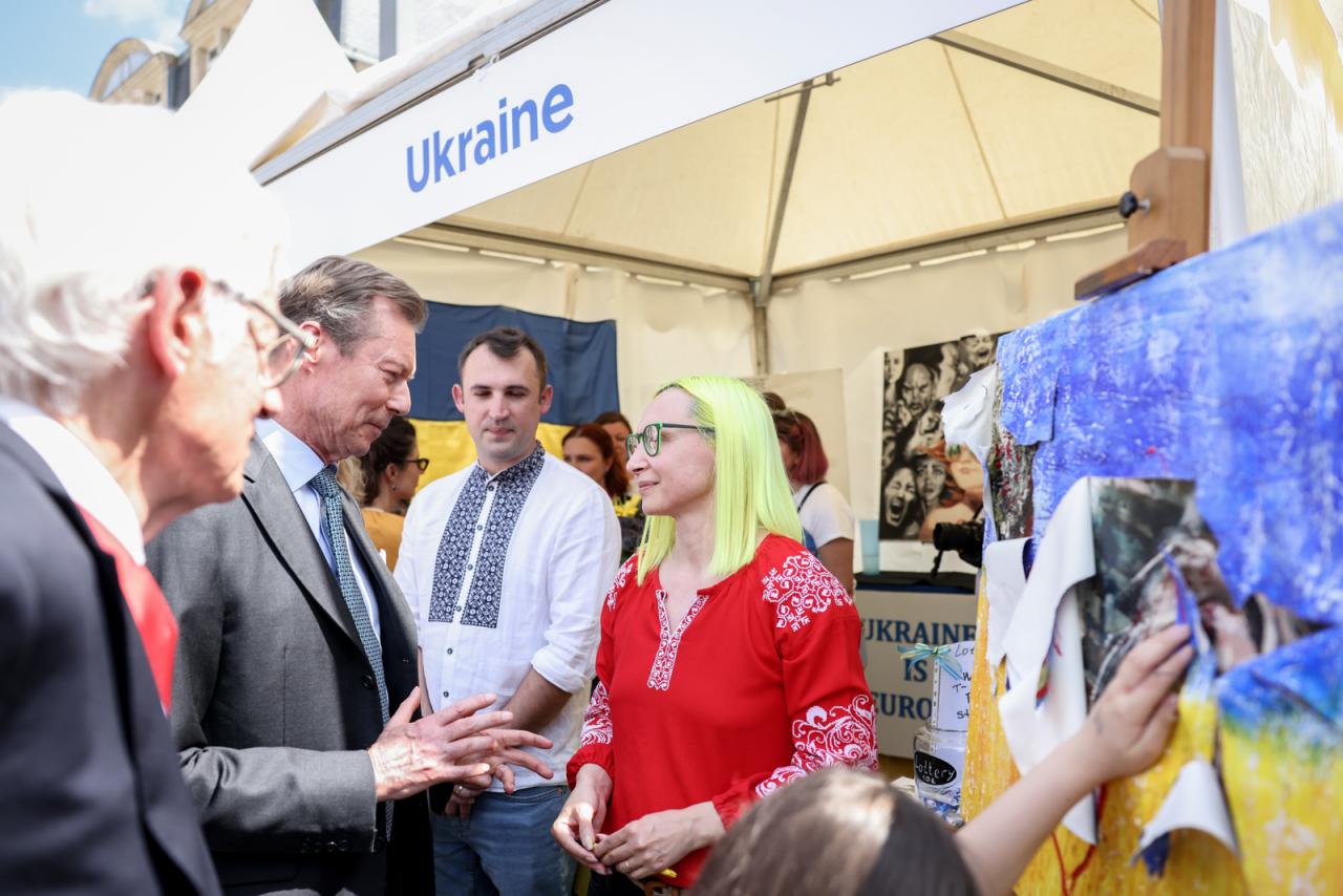 Le Grand-Duc s'entretien avec une représentante du stand de l'Ukraine