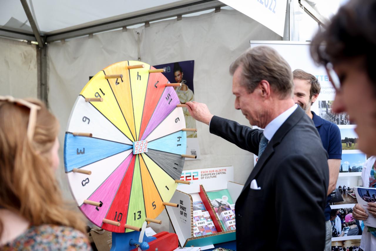 Le Grand-Duc lors de la visite d'un stand du village européen