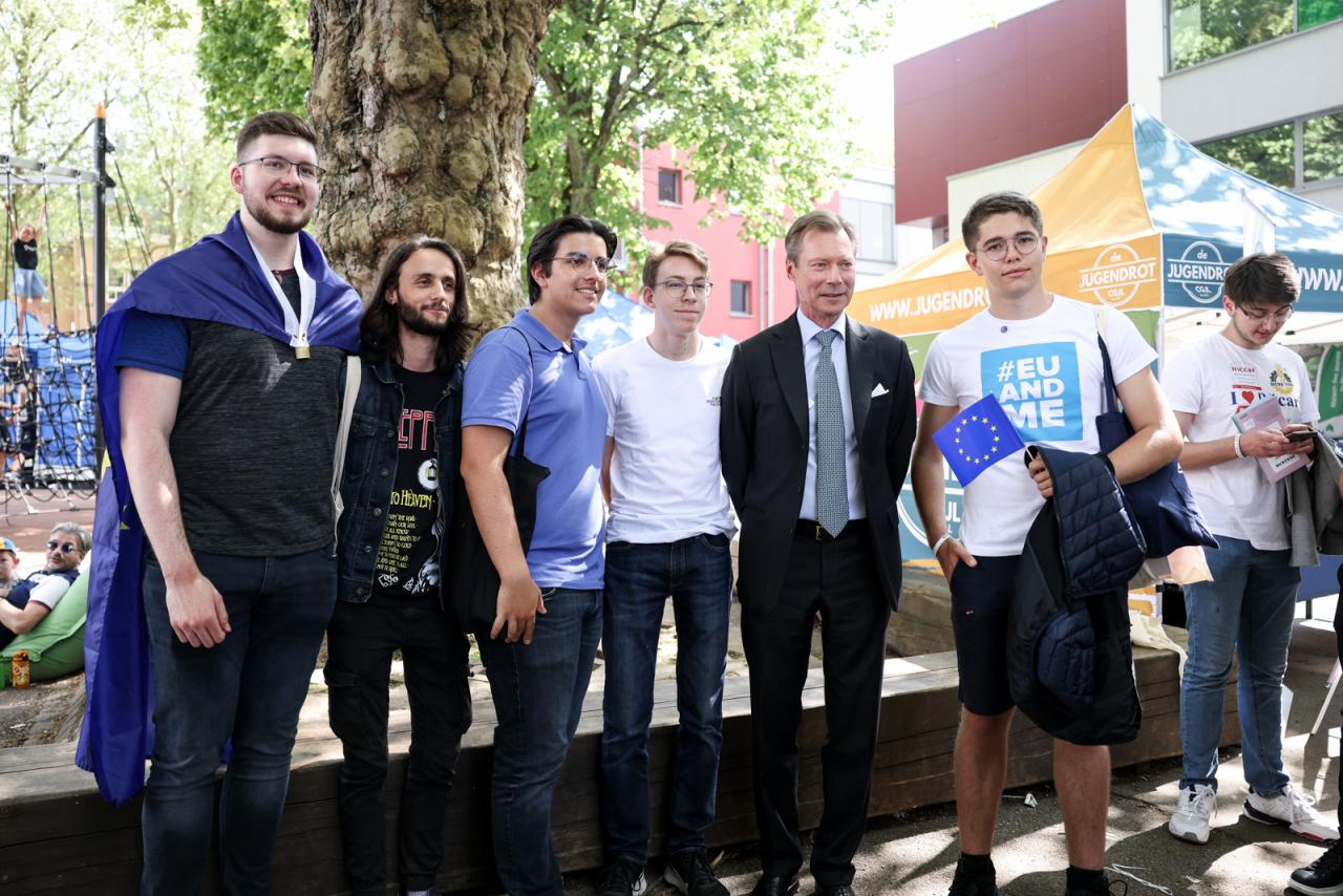 Le Grand-Duc pose avec un groupe de jeunes