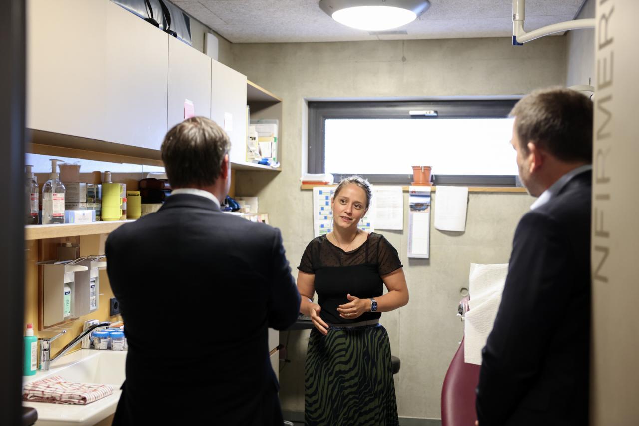 Le Prince Guillaume s'entretient avec les collaborateurs du centre socio-éducatif