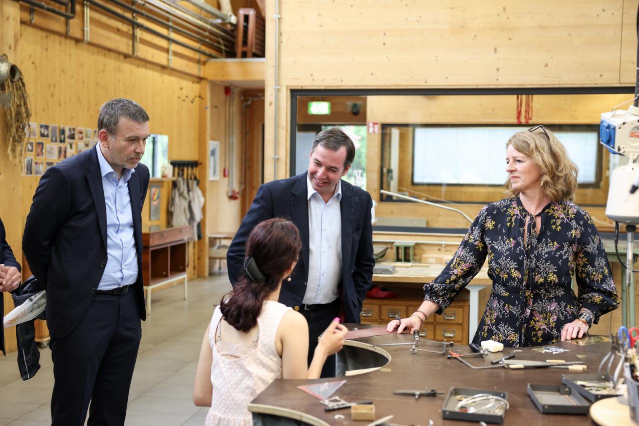 Le Prince Guillaume s'entretient avec les collaborateurs du centre socio-éducatif