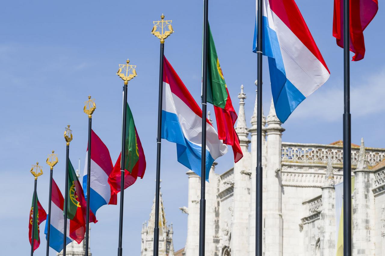 Vue sur les drapeaux portugais et luxembourgeois