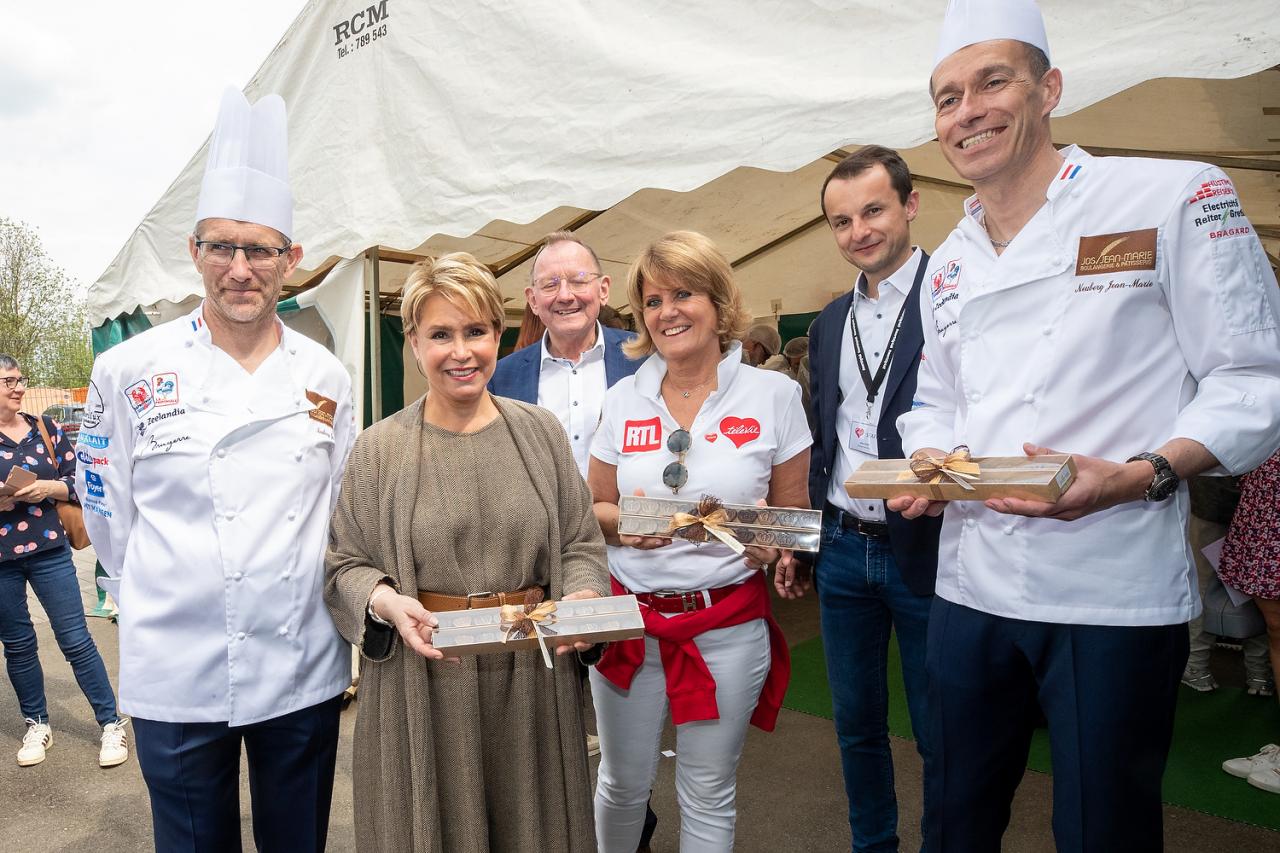 La Grande-Duchesse pose pour une photo avec les boulangers Jos et Jean-Marie