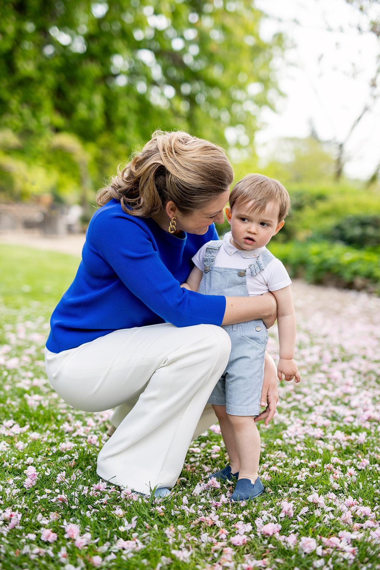 La Princesse Héritière et le Prince Charles sur une pelouse fleurie