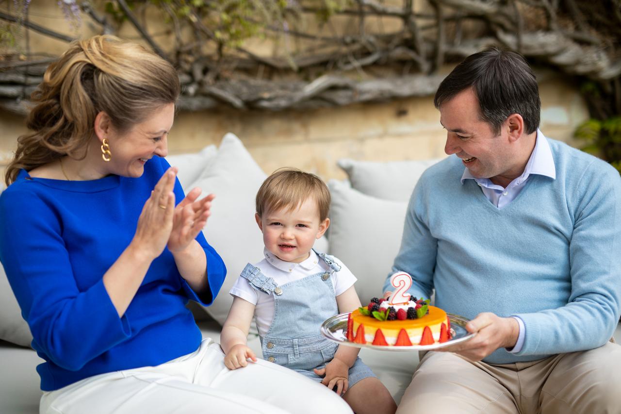 Le Couple Héritier et le Prince Charles avec son gâteau d'anniversaire