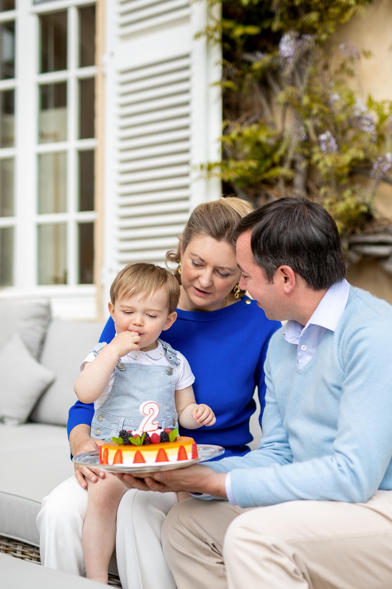 Le Prince Charles mange une mûre de son gâteau d'anniversaire