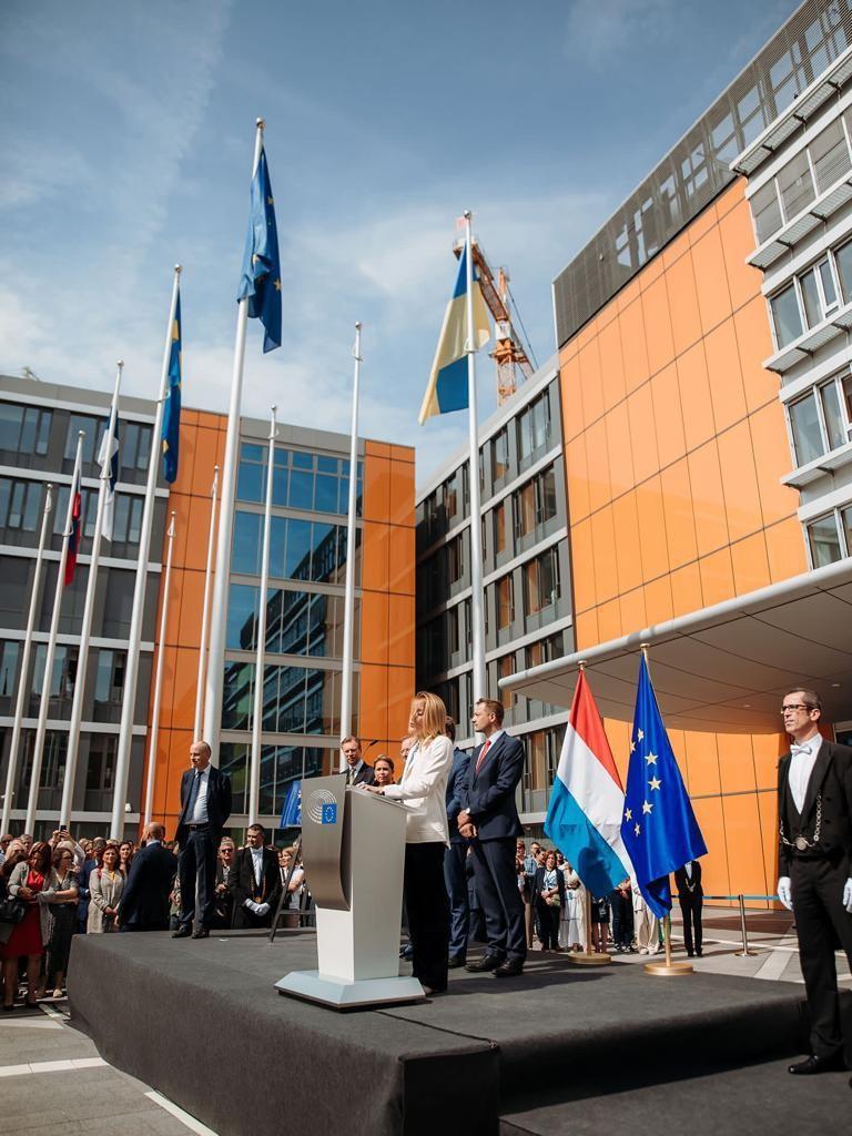 Discours devant le bâtiment inauguré