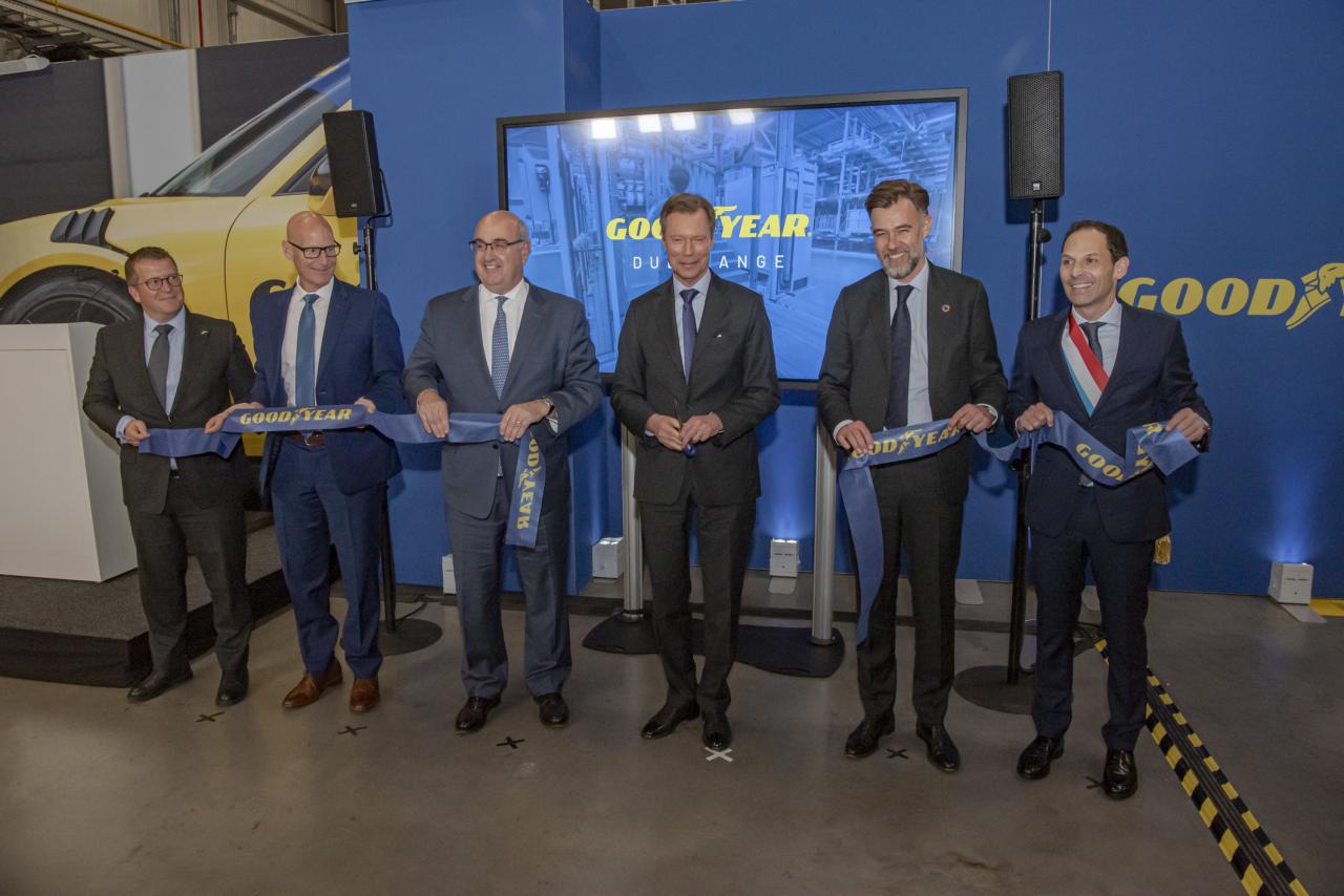 Coupée du ruban lors de l'inauguration de l'usine GoodYear Dunlop