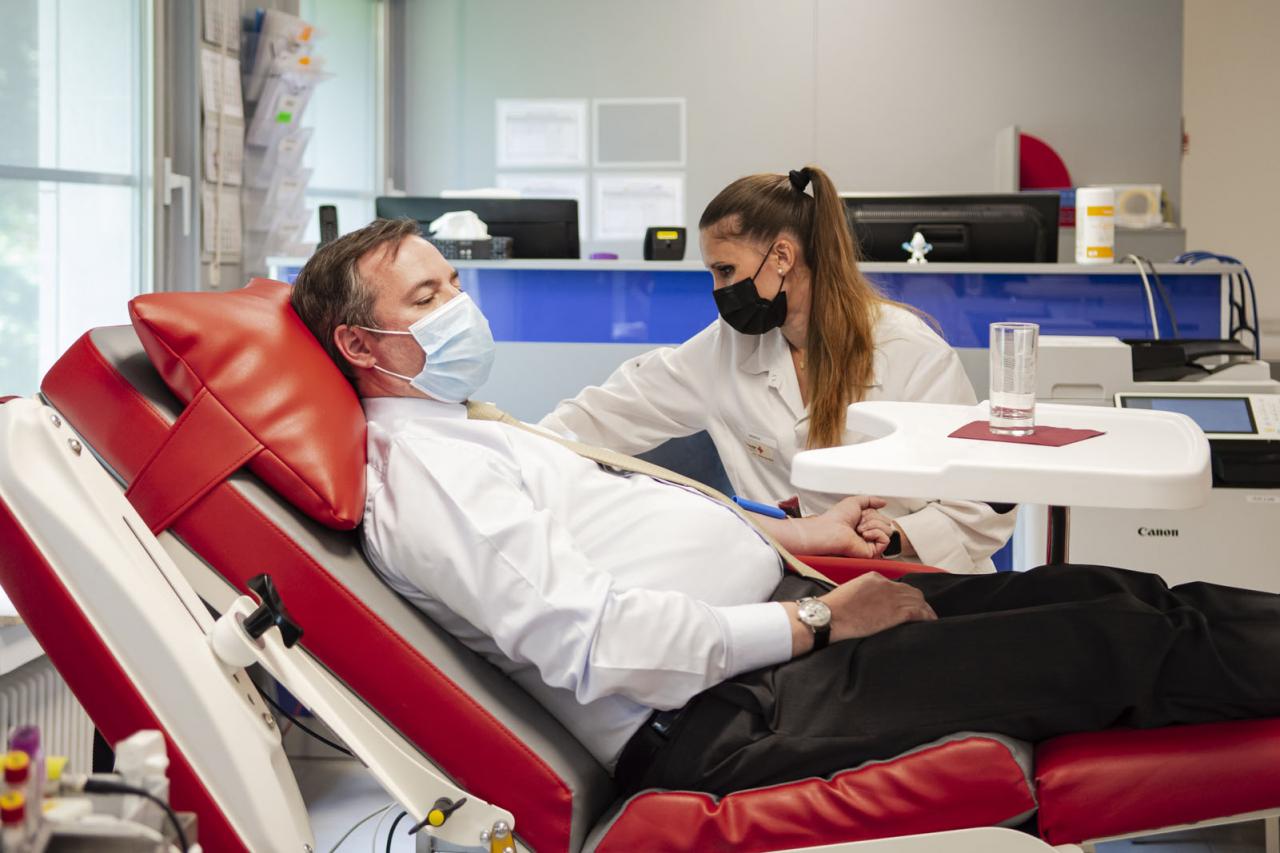 Une infirmière prépare le Prince pour un don de sang