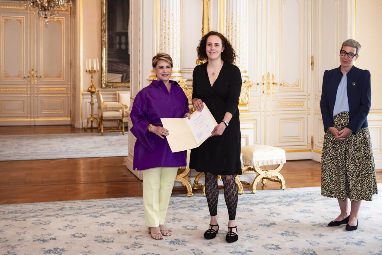 La Grande-Duchesse remet le Prix Grand-Duc Adolphe à la lauréate