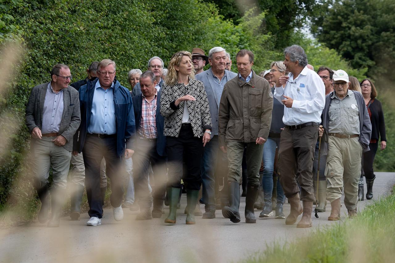 Le Grand-Duc en promenade avec la ministre et des membres de la Fondation