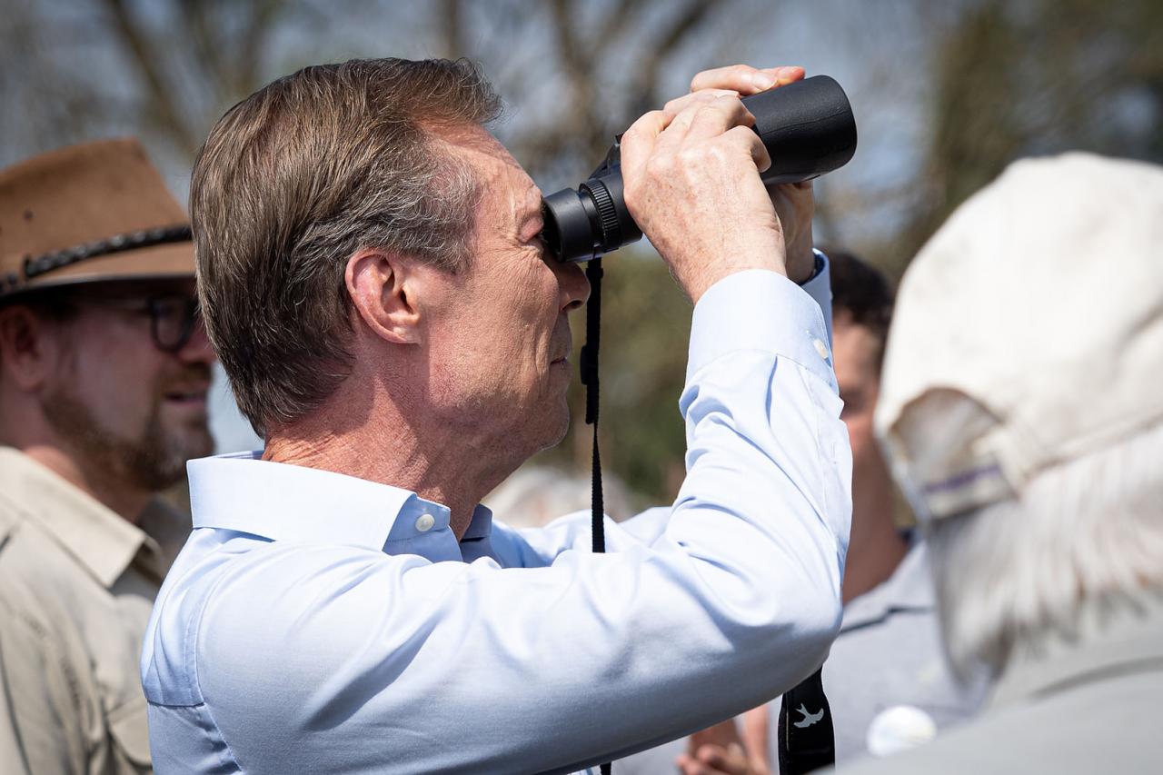 Le Grand-Duc observe des oiseaux à travers des jumelles