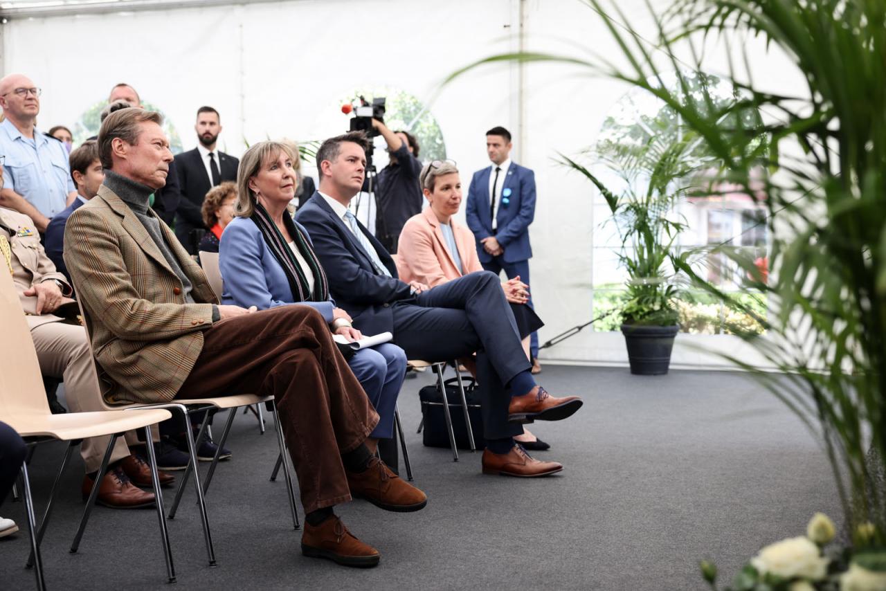 Le Grand-Duc et les invités assistent à la cérémonie inaugurale