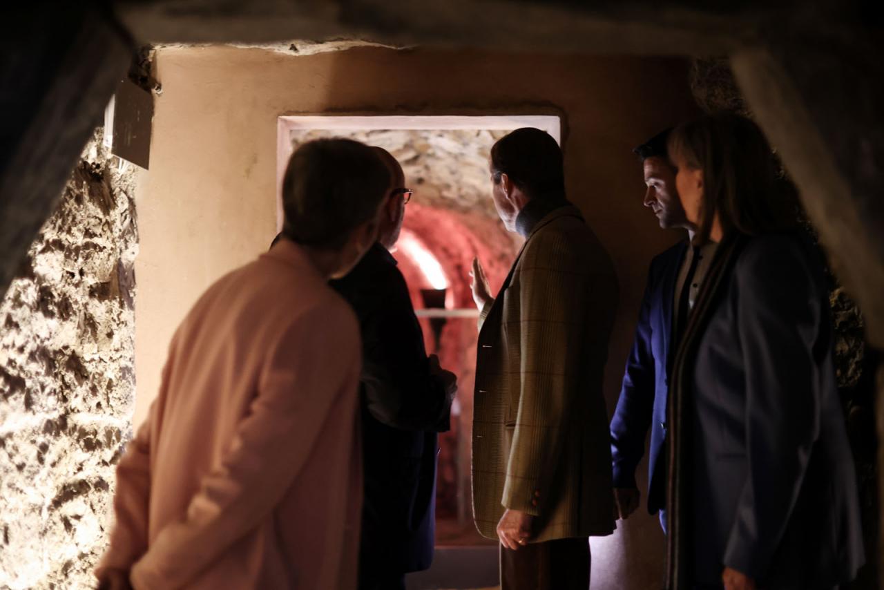 Les invités observent un tunnel des Casemates