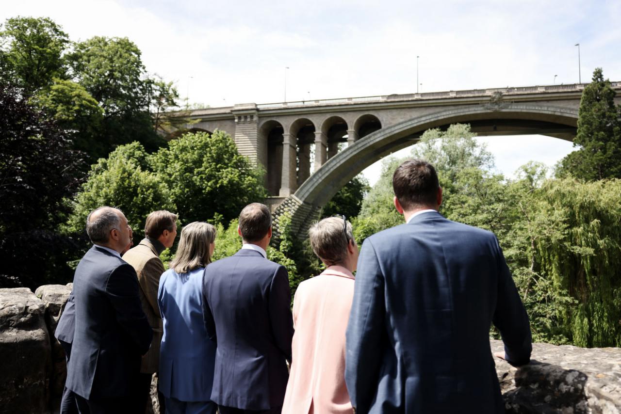 Les invités observent le pont Adolphe