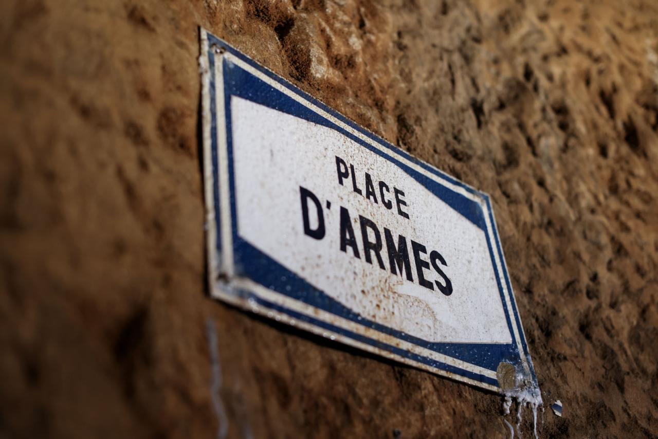 Vue sur une plaque "Place d'Armes"