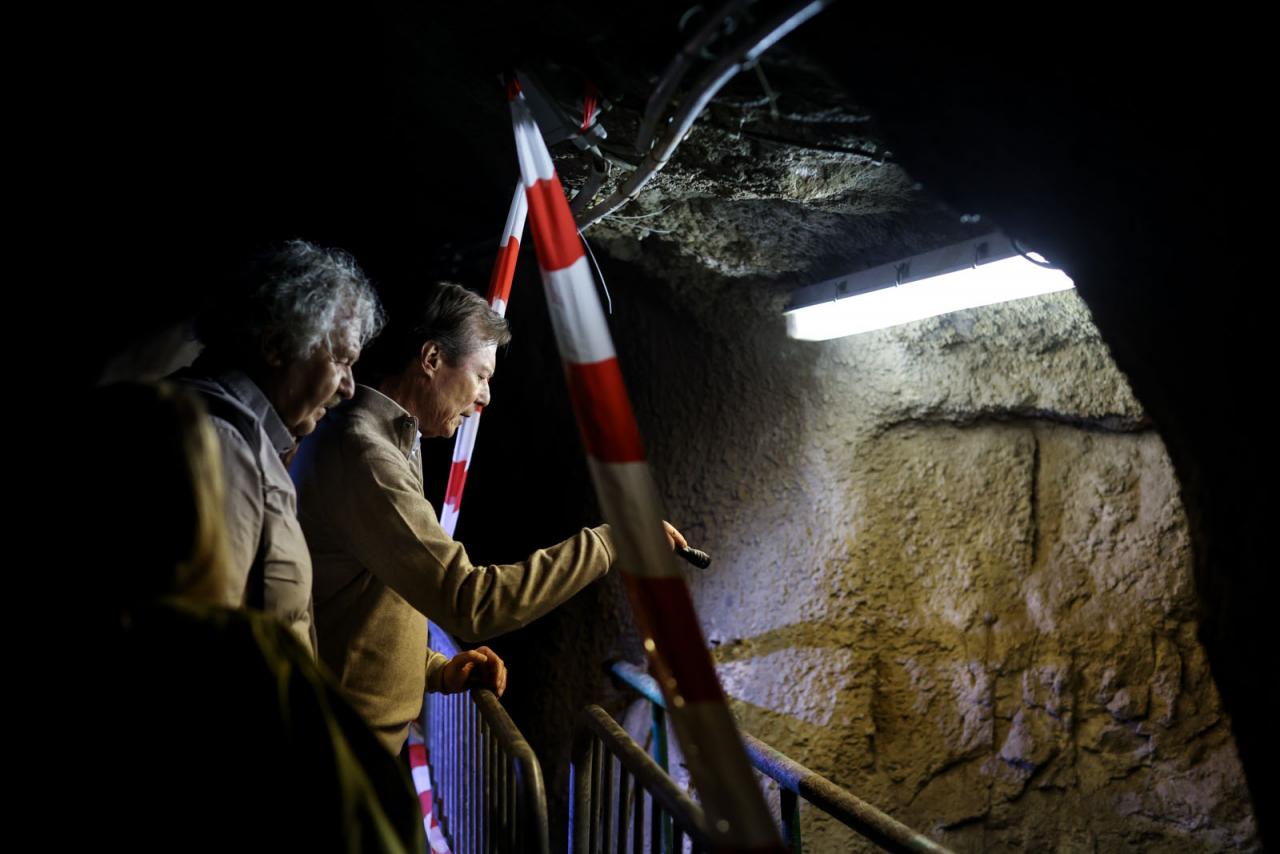 Le Grand-Duc observe un mur du tunnel