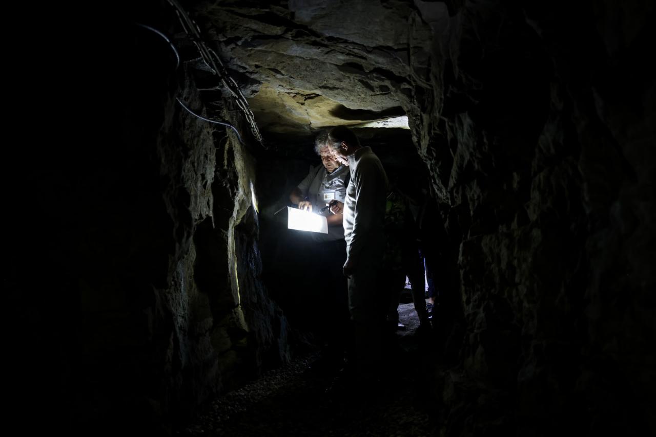 Le Grand-Duc échange avec un guide dans le Luxembourg Underground