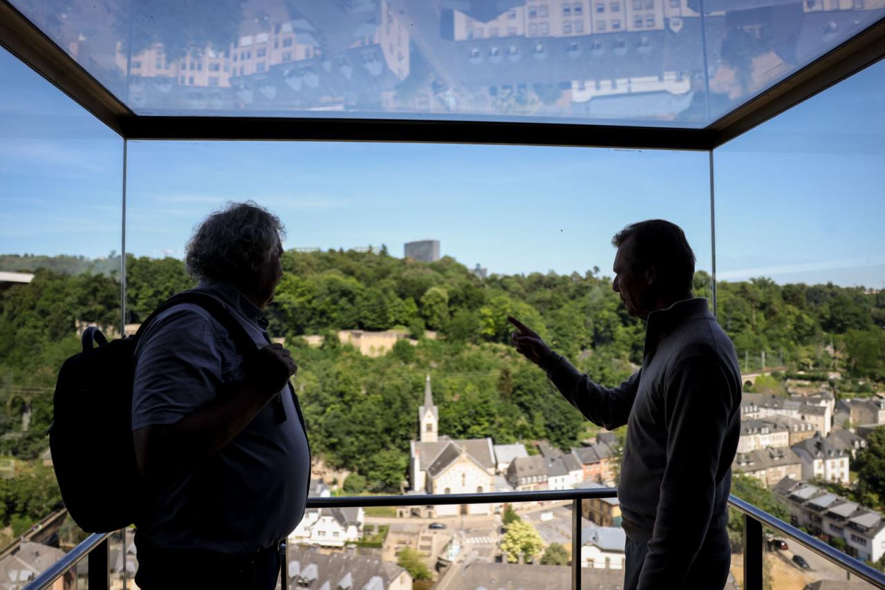 Le Grand-Duc et le guide au ascenseur panoramique du Pfaffenthal