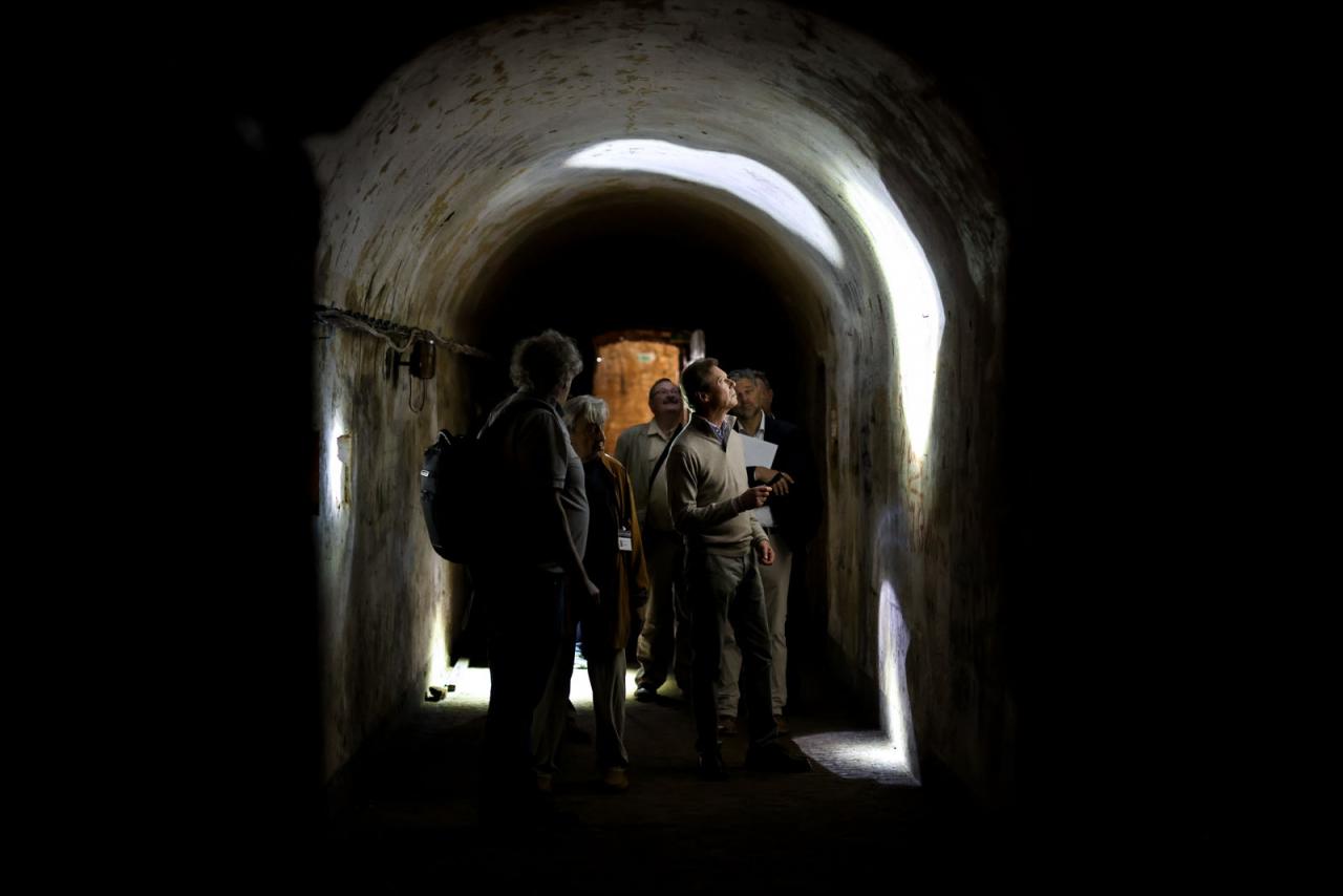 Le Grand-Duc observe des inscriptions sur un mur