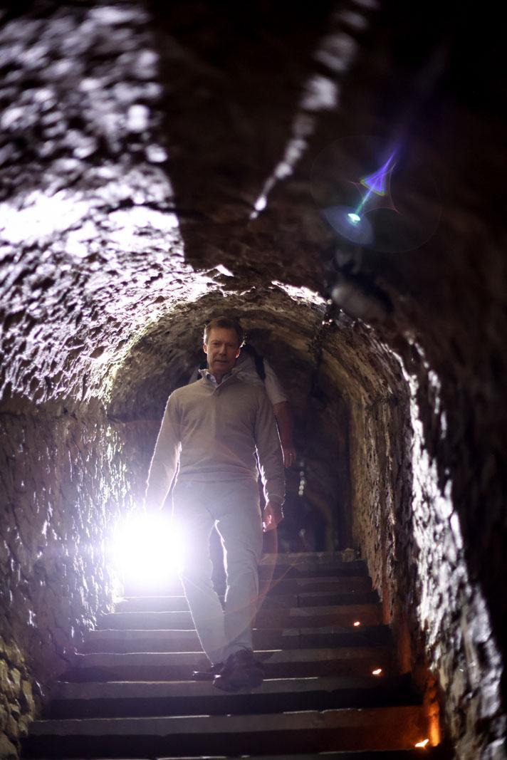Le Grand-Duc descend les escaliers dans un tunnel souterrain