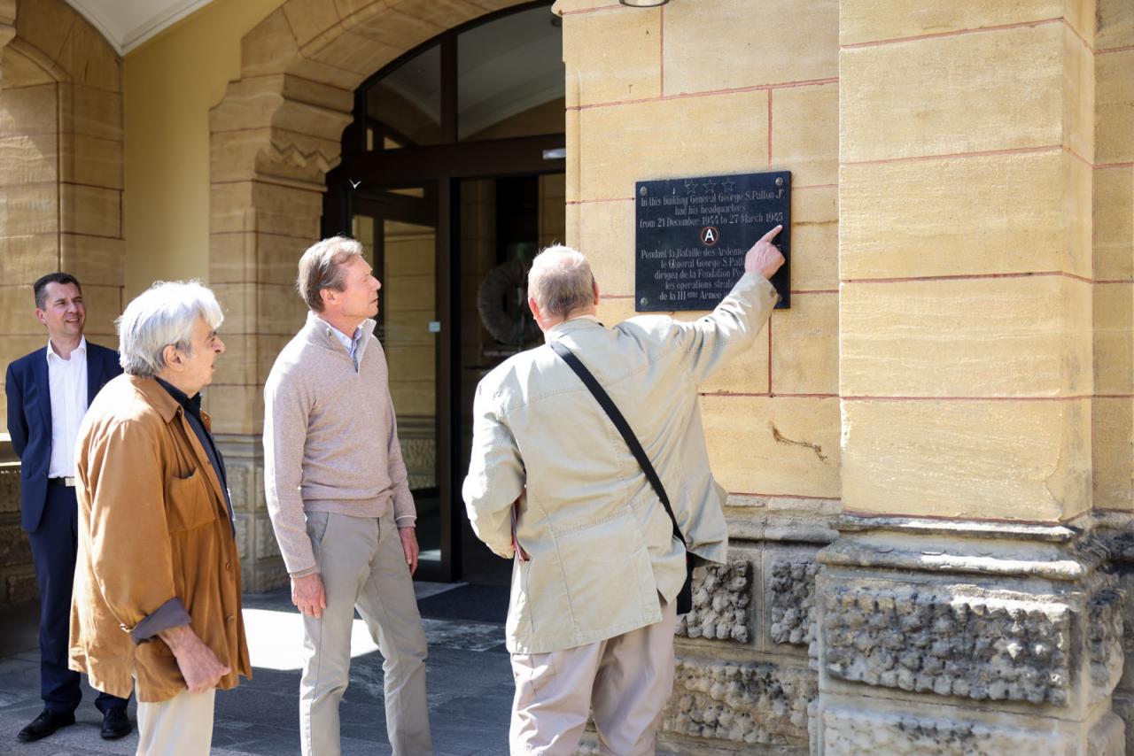 Le Grand-Duc observe une plaque à l'extérieur de la Fondation Pescatore