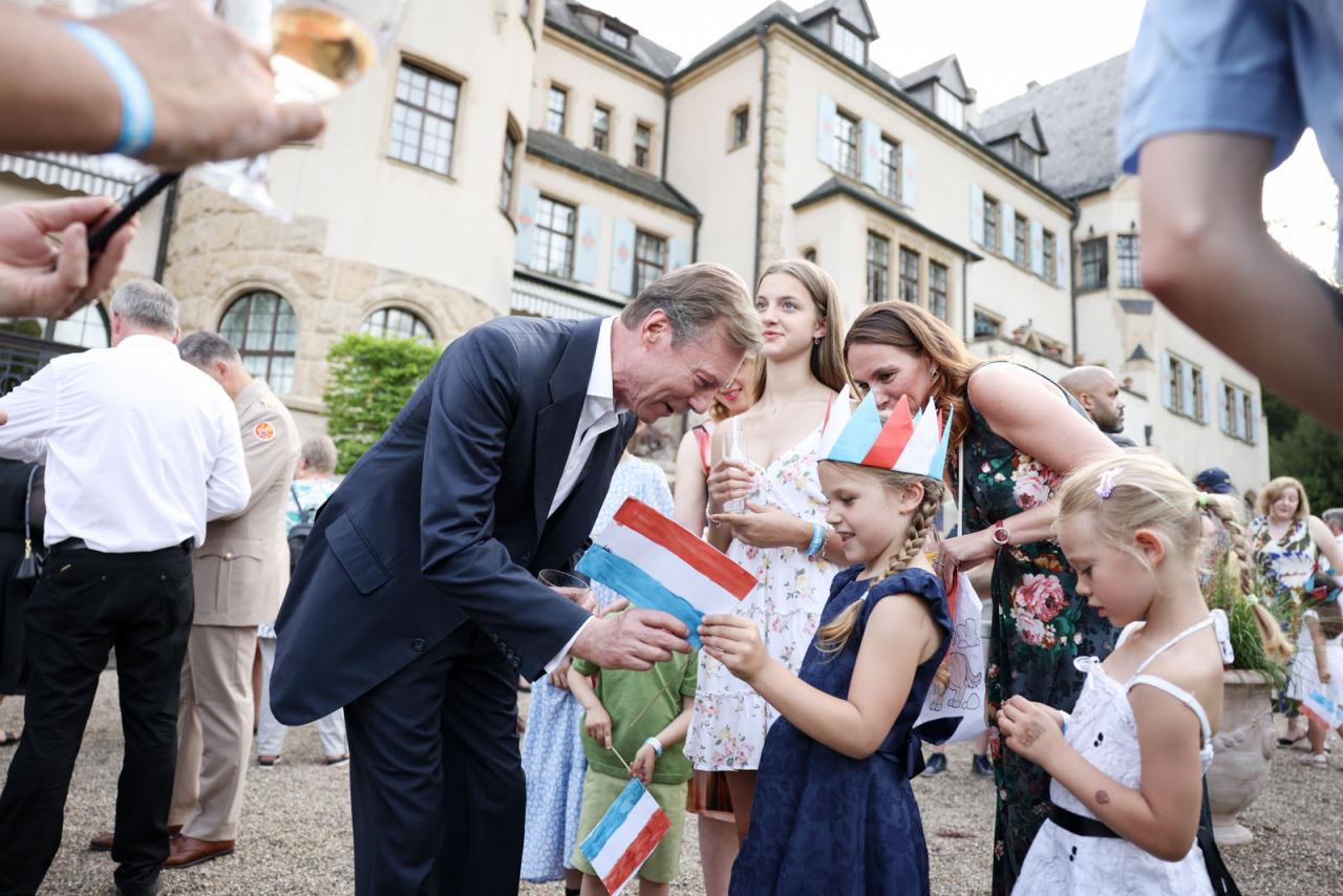 Une jeune fille offre un drapeau luxembourgeois dessiné au Grand-Duc
