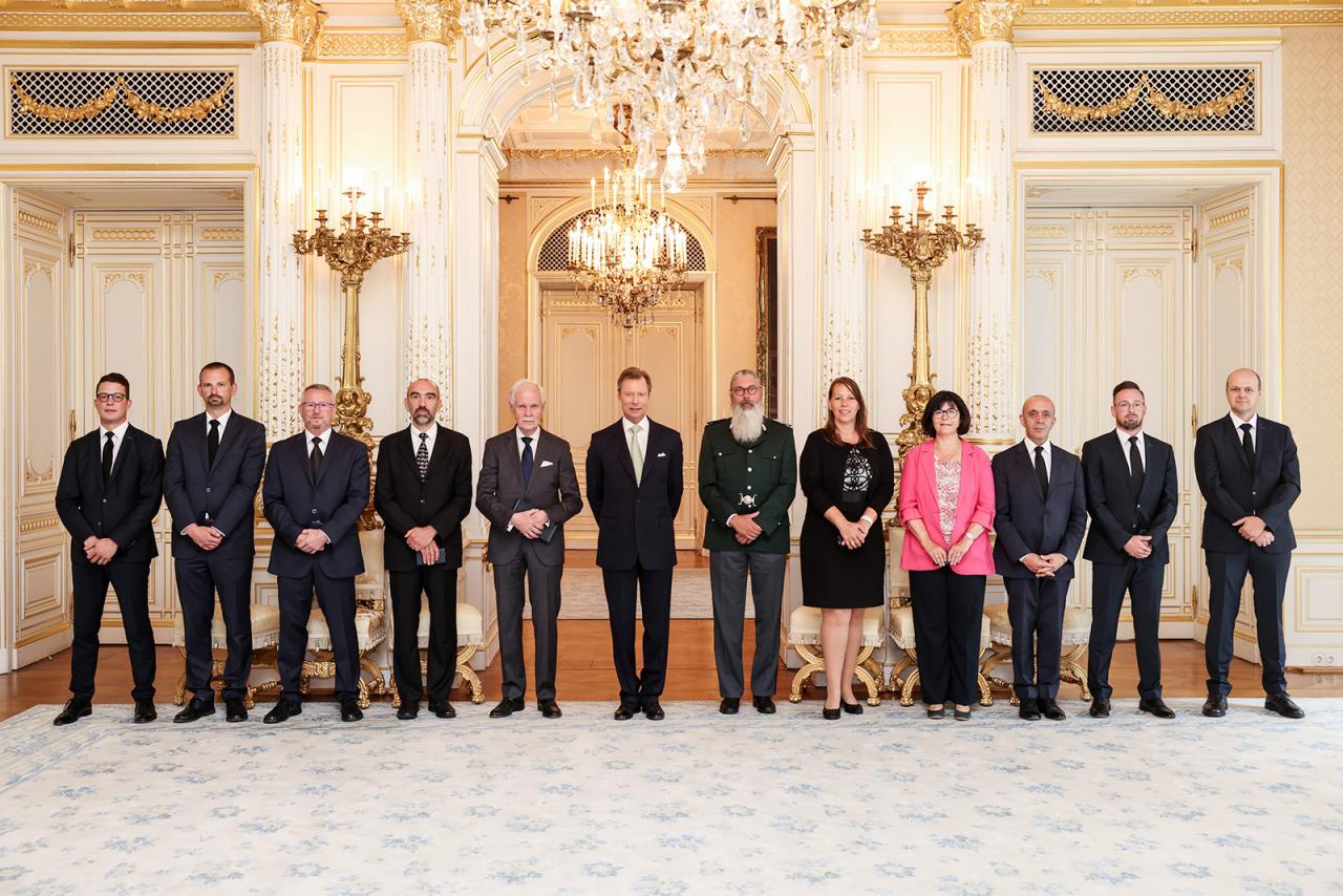 Le Grand-Duc entouré des récipiendaires de la Promotion 2022