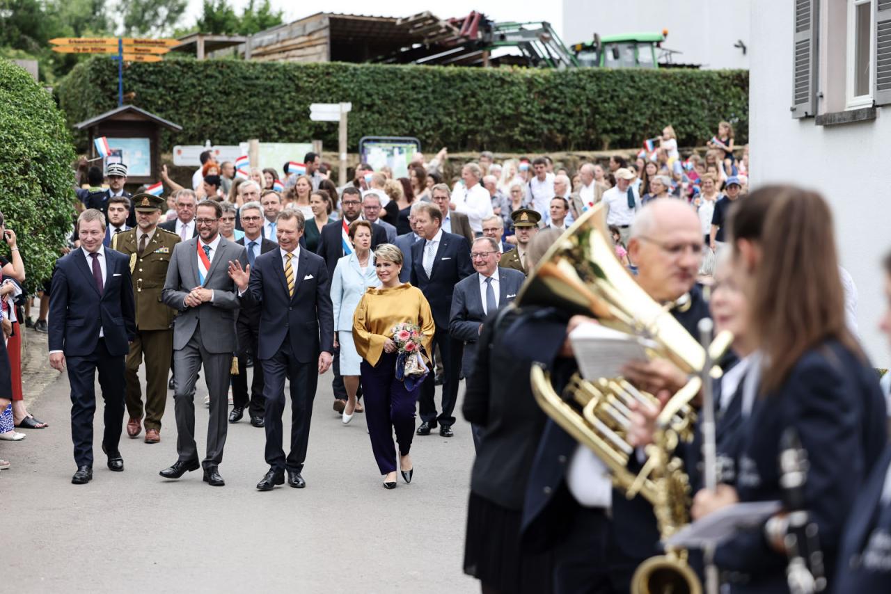 Le Couple grand-ducal dans les rues de Lellingen