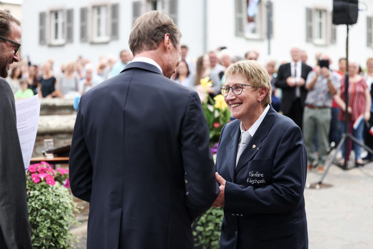 Le Grand-Duc remet une médaille à une musicienne de la fanfare