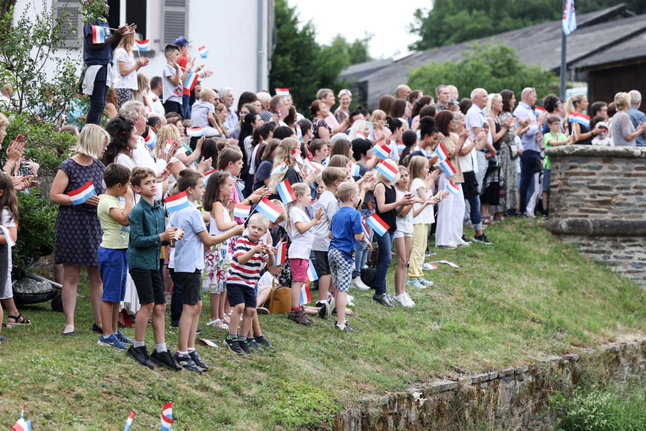 Vue sur la foule venue saluer le Couple grand-ducal