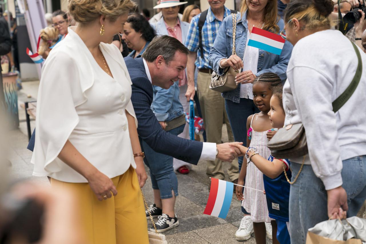 Le Prince salue un jeune enfant