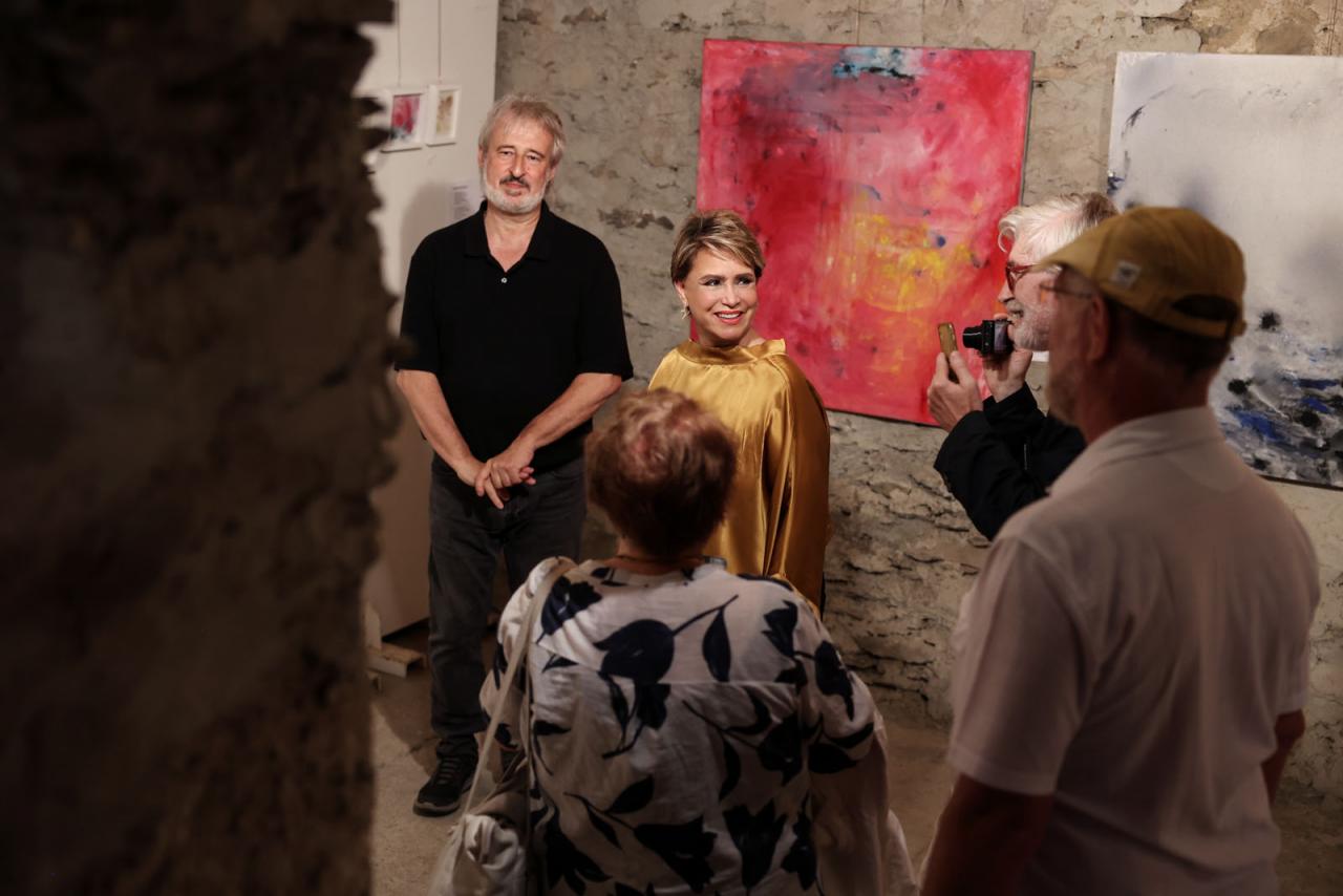 La Grande-Duchesse visite une des galeries d'arts