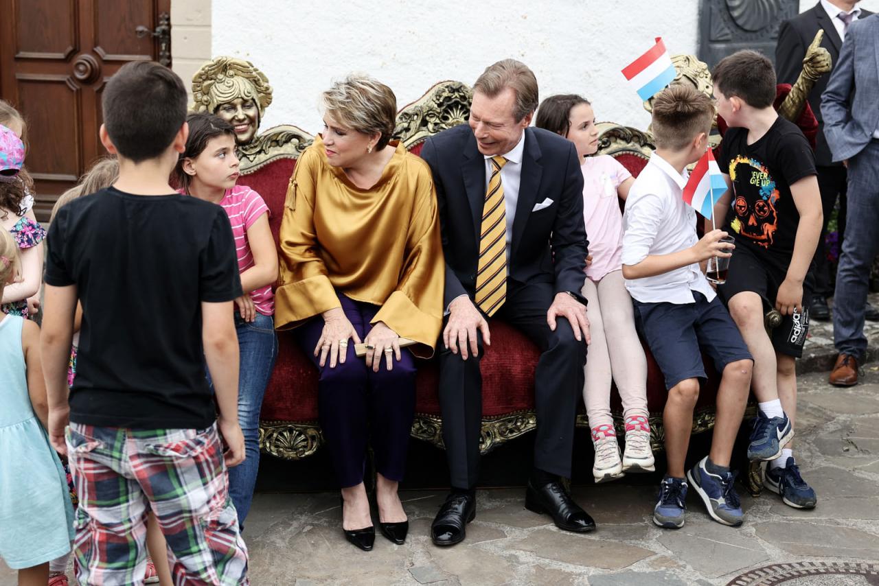 Le Couple grand-ducal en compagnie de jeunes enfants
