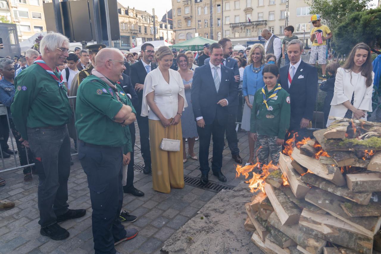 Le Couple héritier assiste à l’embrasement du feu de camp des scouts