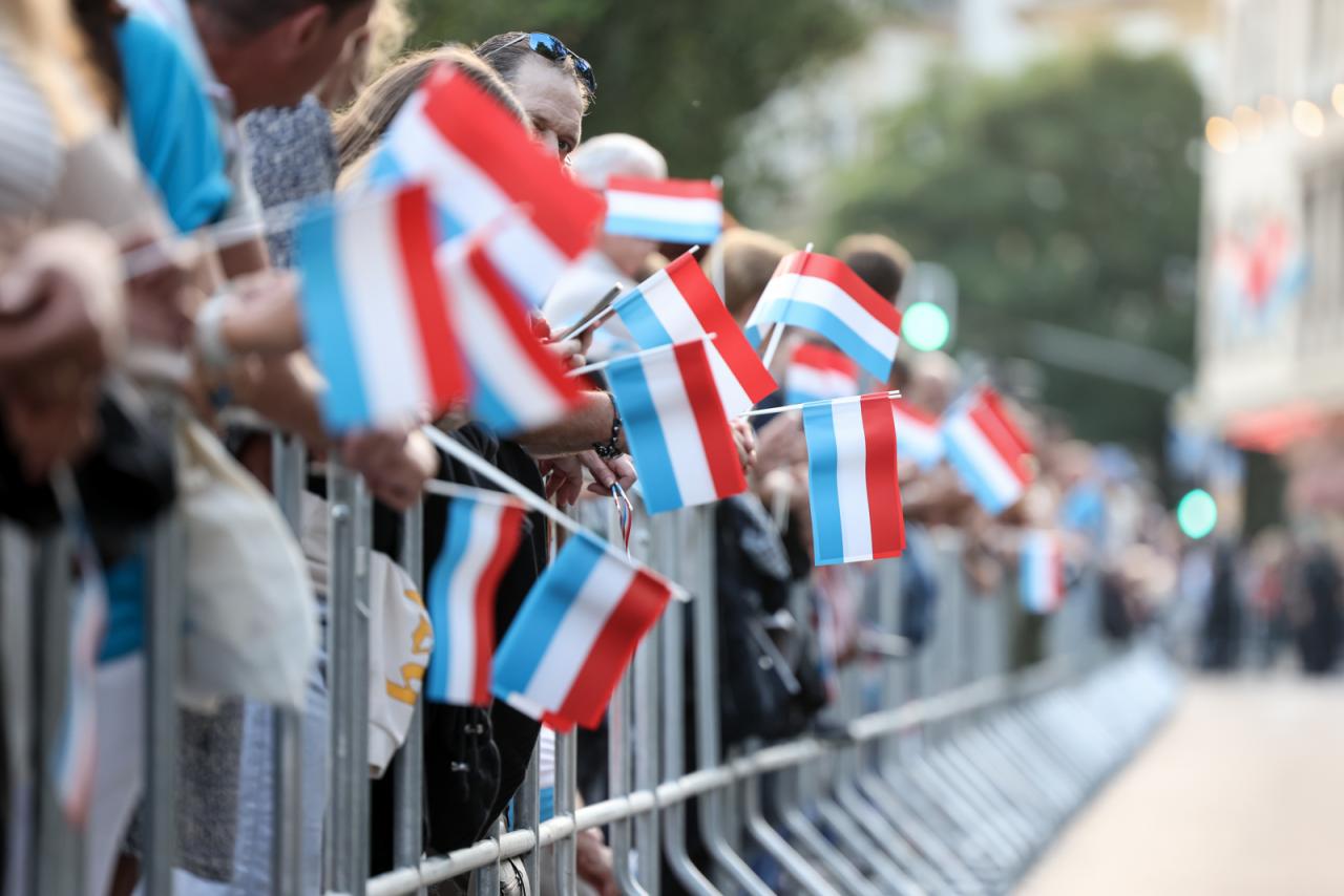 Le public tient des drapeaux luxembourgeois